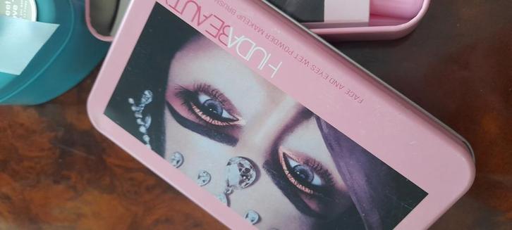 Huda Beauty Makeup Schoonheidsborstelset met hartvormige doo, Handtassen en Accessoires, Uiterlijk | Gezichtsverzorging, Zo goed als nieuw