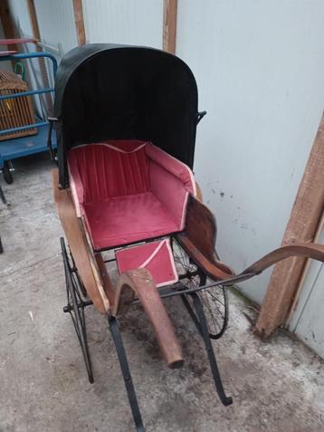 Zeer oude kinderwagen beschikbaar voor biedingen
