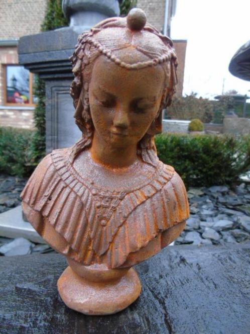 beeld of buste van een elegante vrouw in roestig gietijzer, Tuin en Terras, Tuinbeelden, Nieuw, Overige typen, Metaal, Ophalen of Verzenden