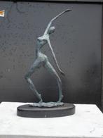 statue une femme en bronze signé et patiné vert art moderne, Bronze, Enlèvement ou Envoi