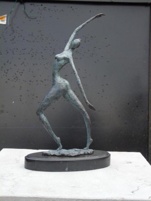 statue une femme en bronze signé et patiné vert art moderne, Antiquités & Art, Antiquités | Bronze & Cuivre, Bronze, Enlèvement ou Envoi