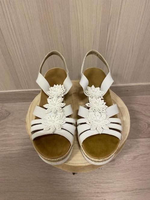 Witte sandalen - Rieker, Kleding | Dames, Schoenen, Zo goed als nieuw, Sandalen of Muiltjes, Wit, Ophalen of Verzenden