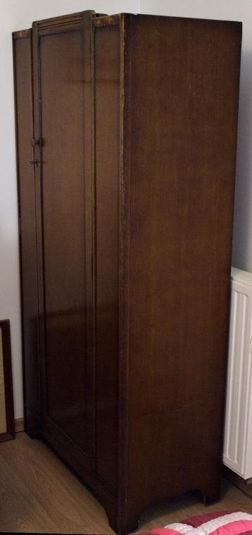 Engelse kledingkast beschikbaar voor biedingen