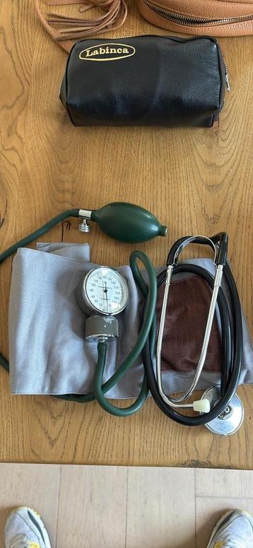 Oude bloeddrukmeter  beschikbaar voor biedingen