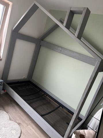 Bedhuisje 90x200 inclusief auping bedbodem beschikbaar voor biedingen