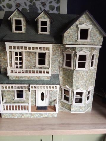 Poppenhuis met veel nieuwe accessoires beschikbaar voor biedingen
