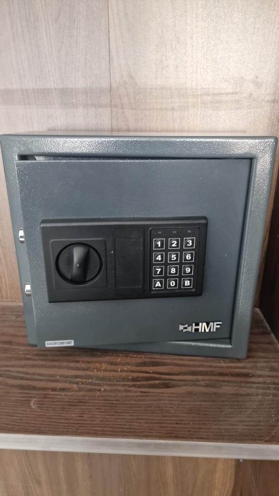 Kleine veiligheidskluis met cijfercode en sleutel, Doe-het-zelf en Bouw, Metalen, Gebruikt, IJzer, Ophalen