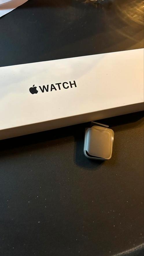 Apple Watch SE 2 neuve jamais utilisée 40mm 0471105663, Handtassen en Accessoires, Smartwatches, Nieuw, iOS, Zilver, Afstand, Calorieverbanding