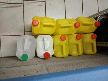 8 lege bidons - van bleekwater - GRATIS op te halen beschikbaar voor biedingen