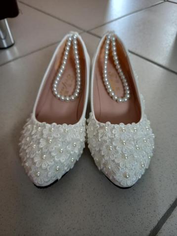 Mooie witte schoenen met kleine hak