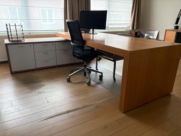 Bureau zelf op te halen tot 06/06 beschikbaar voor biedingen