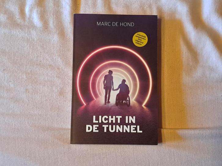 Marc de hond - licht in de tunnel, Boeken, Romans, Ophalen of Verzenden