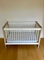 Verstelbaar kinderbedje met matras, Huis en Inrichting, Slaapkamer | Bedden, Ophalen, Wit, 190 cm of minder, Hout