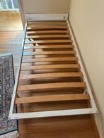 Wit eenpersoonsbed uit ijzer met houten lattenbodem, Huis en Inrichting, Slaapkamer | Bedden, Ophalen, Overige materialen, 90 cm