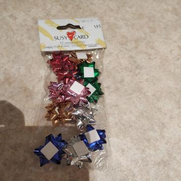 zakje met kleurrijke sierstrikjes om te kleven op geschenkje beschikbaar voor biedingen