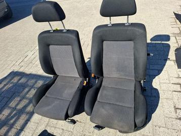 Voorstoelen links + rechts van een Volkswagen Golf beschikbaar voor biedingen