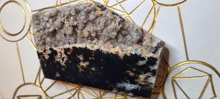 Prachtige kwartsdruze in zwarte agaatsteen., Verzamelen, Mineralen en Fossielen, Ophalen of Verzenden