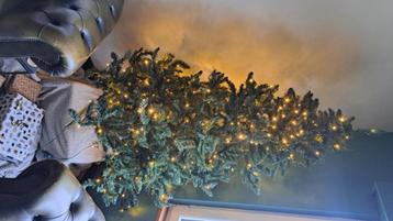 Kerstboom 1.80m met verlichting beschikbaar voor biedingen