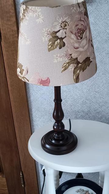 2 IDENTIEKE LAMPEKAPJES PERFEKTE STAAT  beschikbaar voor biedingen