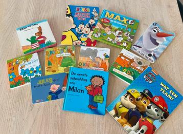 Stapel kinderboeken beschikbaar voor biedingen