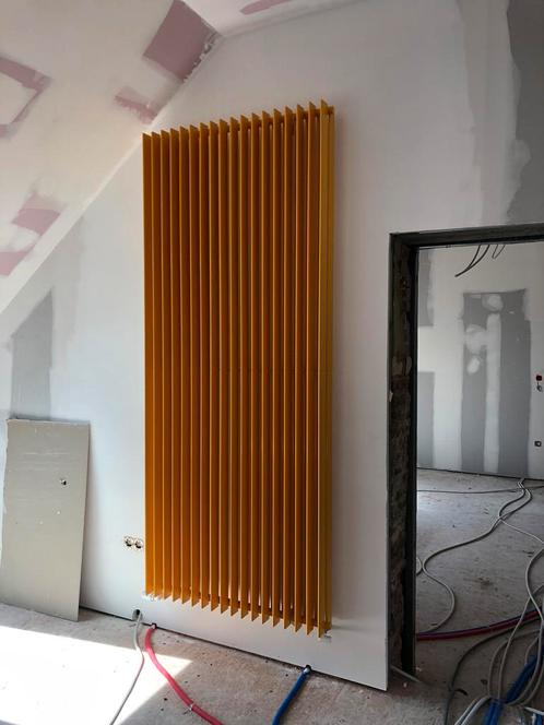 2 radiateurs design Vasco Tulipa, Bricolage & Construction, Chauffage & Radiateurs, Enlèvement
