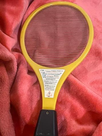 Elektrisch “tennisracket” tegen muggen en andere beestjes