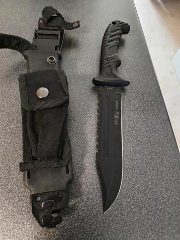 Tactical knife met stevige schede beschikbaar voor biedingen