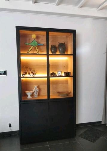 Vitrinekast met glazen deuren en verlichting, Huis en Inrichting, Kasten | Vitrinekasten, Ophalen, Zo goed als nieuw, Glas