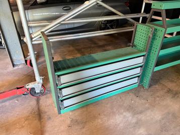 Rekken inrichting bestelwagen in bijna nieuwstaat beschikbaar voor biedingen