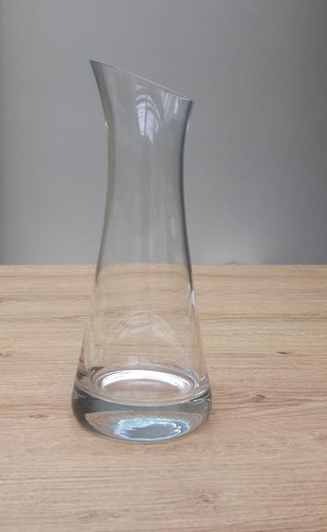 Een glazen wijn- of water- karaf (weinig gebruikt) schenkkan beschikbaar voor biedingen