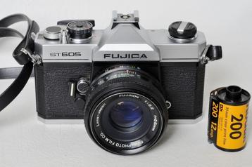 Fujica ST 605 + 55 mm 1:2,2 + l’étui + flash Kakonet.