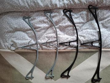 4 zwarte en grijze hangers voor rokken/broeken beschikbaar voor biedingen