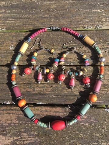 Kleurig setje juwelen : ketting en oorbellen beschikbaar voor biedingen