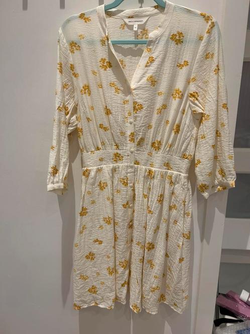 MSCH Copenhagen Robe Blanche à Fleurs Jaunes Taille XS, Kleding | Dames, Jurken, Zo goed als nieuw, Maat 34 (XS) of kleiner, Geel