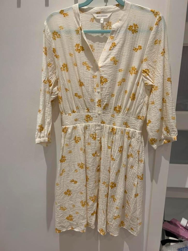 MSCH Copenhagen Robe Blanche à Fleurs Jaunes Taille XS, Kleding | Dames, Jurken, Zo goed als nieuw, Maat 34 (XS) of kleiner, Geel