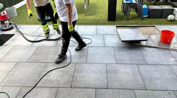 +/- 45 betontegels van 60 x 60 cm beschikbaar voor biedingen
