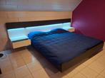 2 persoonsbed met nacht tafels en indirecte led verlichting