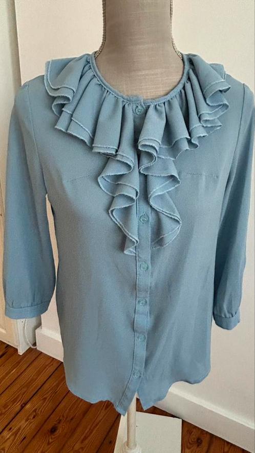 Blouse bleue douce à volants taille S/M - originale, Vêtements | Femmes, Blouses & Tuniques, Comme neuf, Taille 36 (S), Enlèvement ou Envoi