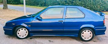 Renault 19 16V oldtimer bleu sport en superbe état 