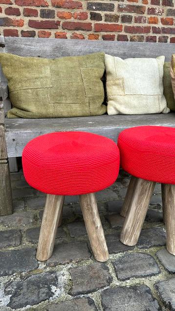 Tabouret en bois avec assise rouge 