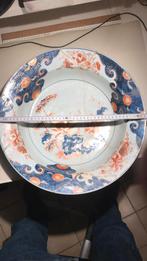 Grote Imari diepe schotel uit de 18e eeuw.