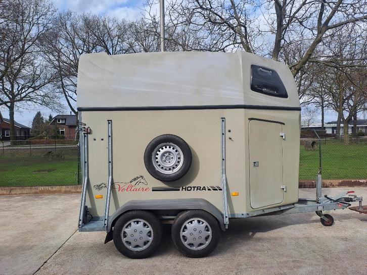 Zeer nette 2 paards hotra voltaire zadelkamer, Dieren en Toebehoren, Paarden en Pony's | Trailers en Aanhangwagens, Gebruikt, 2-paards trailer