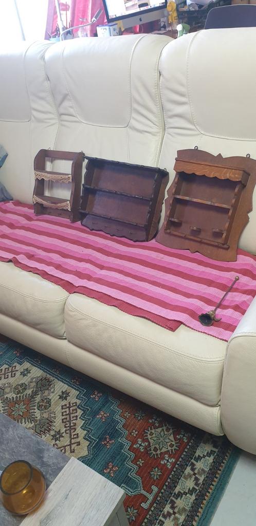 3 muurkastje met vintage koperen miniaturen. , Ophalen