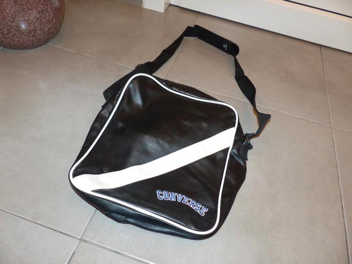 Zwarte schoudertas Converse - prima en nette staat, Handtassen en Accessoires, Tassen | Schoudertassen, Zo goed als nieuw, Ophalen of Verzenden