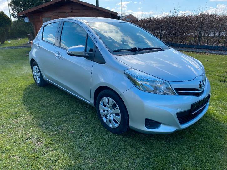 Toyota yaris 1300 vvt-i met 12000 km gecertificeerd, Auto's, Toyota, Particulier, Yaris, ABS, Achteruitrijcamera, Adaptive Cruise Control
