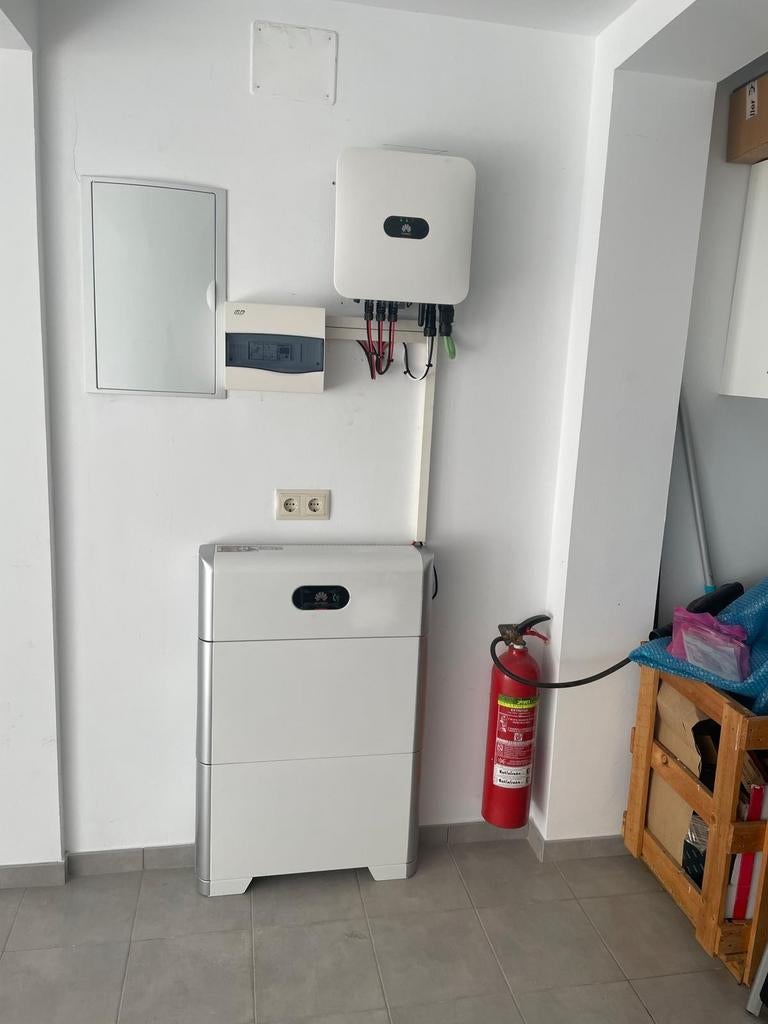 Batterie domestique avec panneaux solaires ? Luki Solutio, Enlèvement ou Envoi, Neuf, Système complet, 200 watts-crêtes ou plus