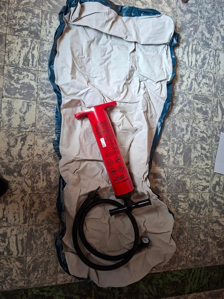 Luchtmatrass met pomp quechua air basic 70, Caravanes & Camping, Enlèvement