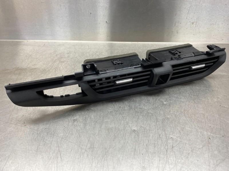 AERATEUR TABLEAU DE BORD Nissan Micra (K14), Dhr. M. Roggen, Stadsweg 37 37
9917 PV  WIRDUM GR., NL, Nissan, Utilisé