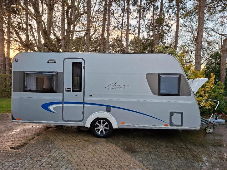 Très belle caravane Burstner sans accident, Caravanes & Camping, Caravanes, Particulier, jusqu'à 4, 1000 - 1250 kg, Banquette en rond