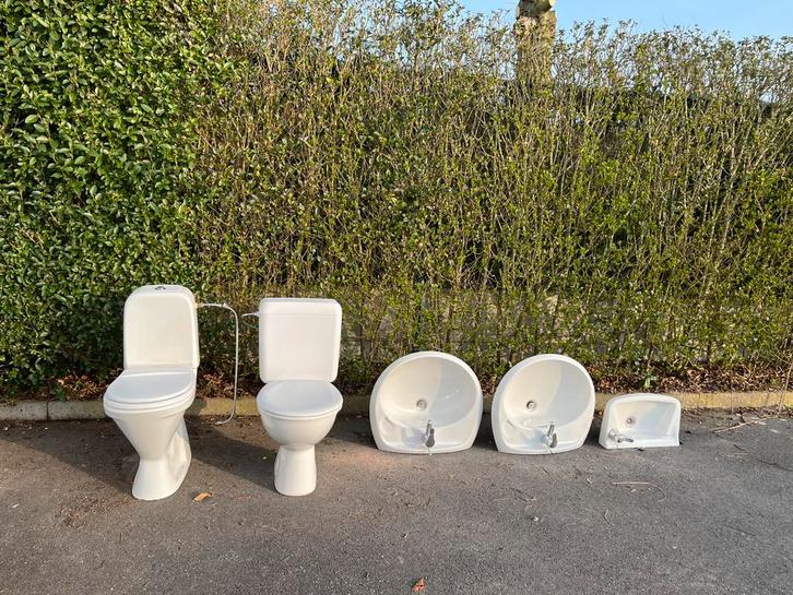 2 toiletten, 2 ruime wastafels, 1 lavabo’tje wc, Huis en Inrichting, Badkamer | Badkamermeubels, Gebruikt, Wasbak of Wastafel